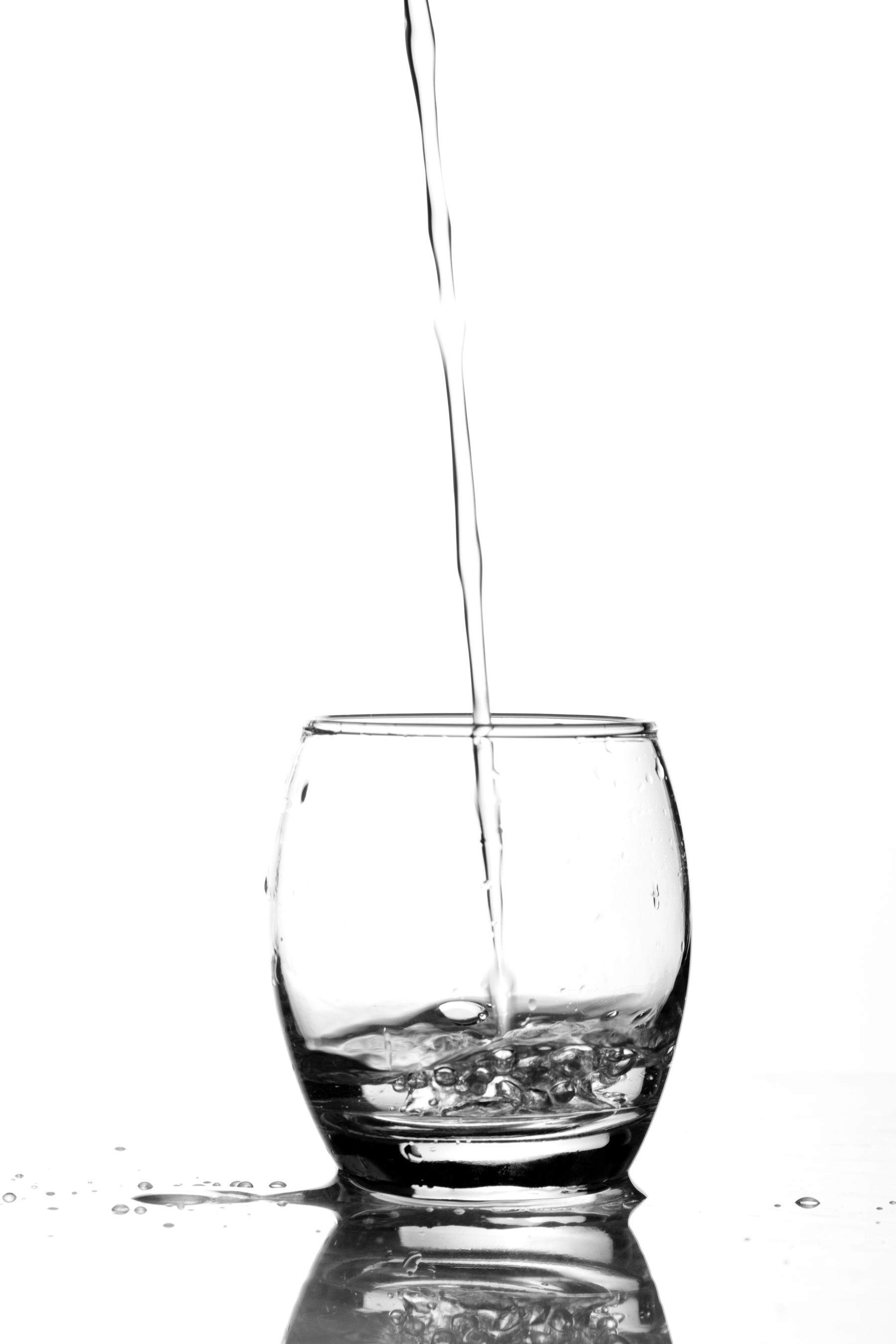 清水注入透明玻璃杯,液体意象